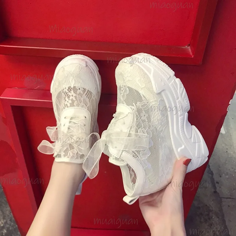 Weiße Plateau-Sneaker für Damen mit Spitze, atmungsaktive weiße Sommerschuhe für Frauen, lässige Schuhe mit Mesh-Einsatz und erhöhter Sohle, Größe 35-40