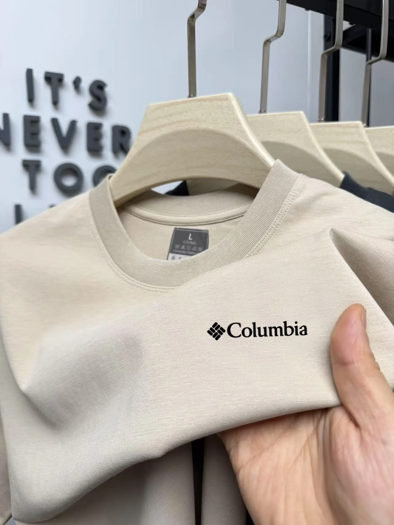 Sommerliches, einfarbiges, kurzärmeliges T-Shirt für Herren mit Rundhalsausschnitt und exquisiter Stickerei, bequemes und atmungsaktives Alltags-Freizeitoberteil Image