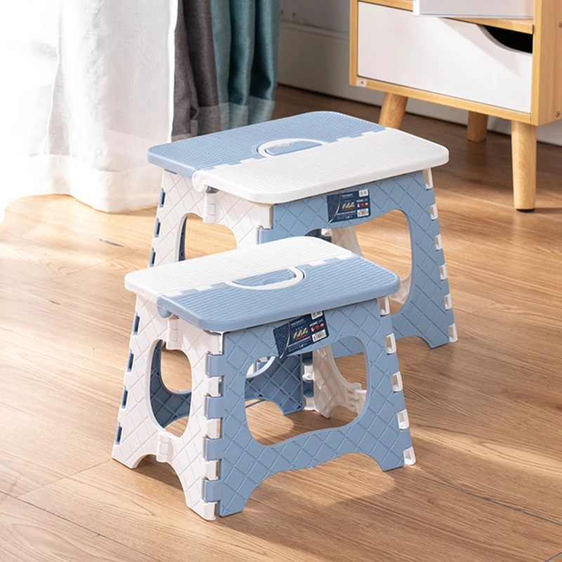 Der niedrige Hocker für zu Hause, täglicher Schuhwechselhocker, kleiner Outdoor-Hocker, Angel-Klapptisch und praktische Aufbewahrung Image