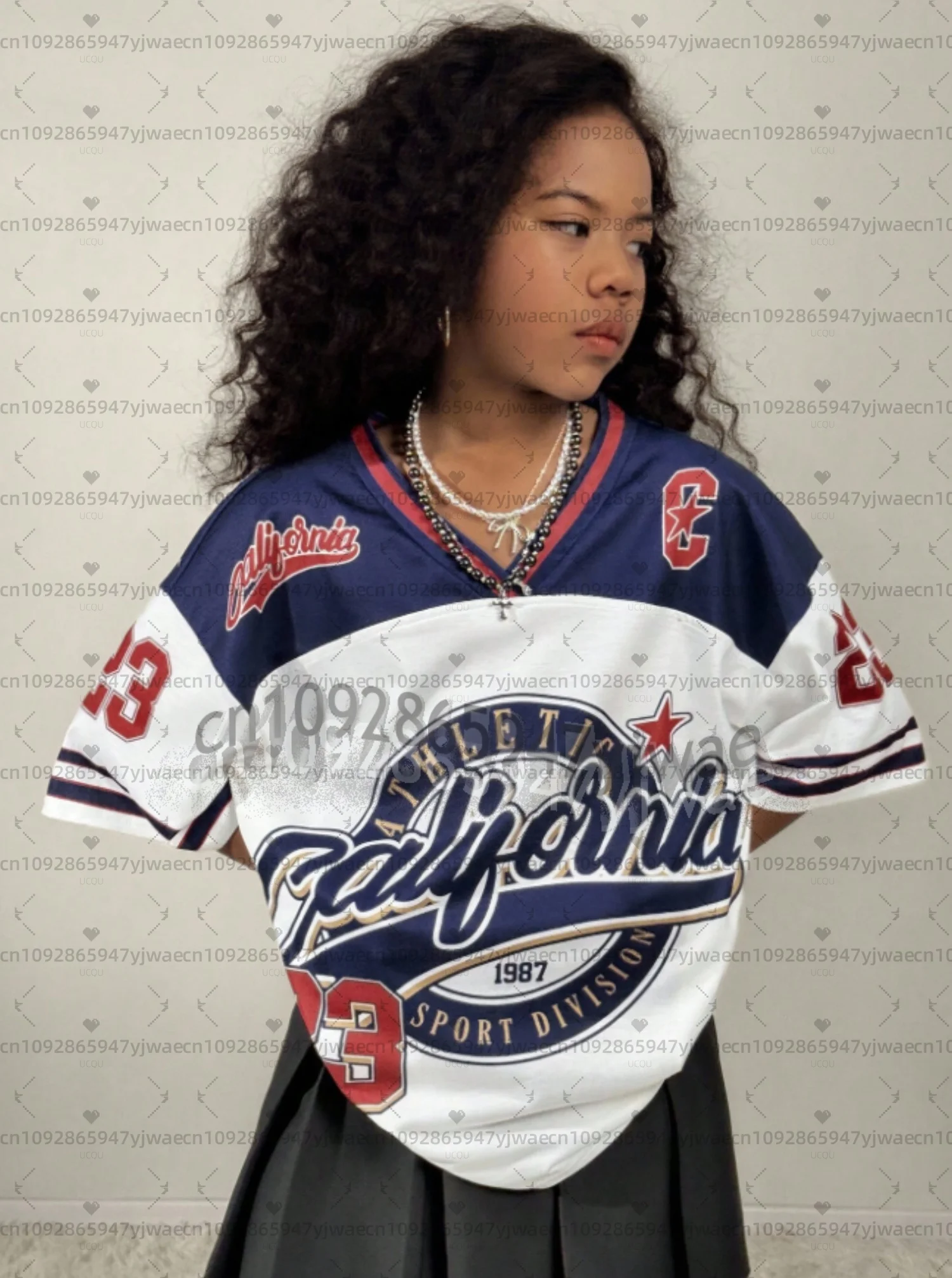 2026 Mädchen California Nr. 23 Fashion V-Neck T-Shirt – Bequemes und vielseitiges Oberteil im Y2K Street Retro Hip-Hop Stil für Kinder und Eltern – Sporttrikot