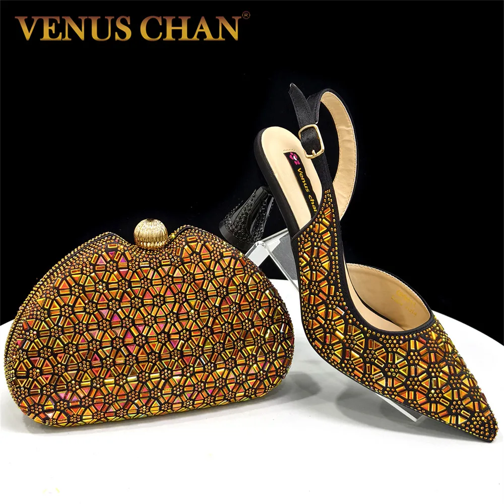 Elegantes italienisches Damen-Schuh- und Taschenset mit spitzer Zehenpartie in Schwarz und Gold mit vollem Diamantakzenten – perfekt für Partys