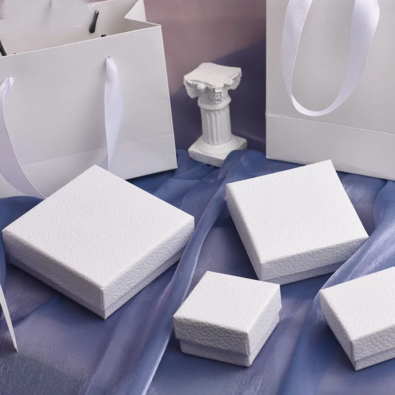 12-teiliges Schmuckset mit weißer Textur, Geschenkbox, Tasche, Ring, Halskette, Armbänder, Ohrringe, Geschenkverpackung, Boxen mit Schwamm im Inneren, rechteckig Image