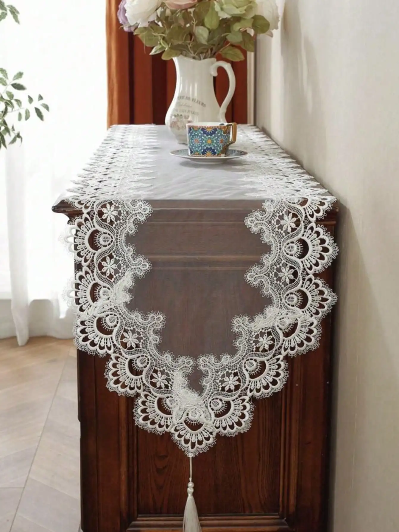 1 Stück bestickter Tischläufer aus Netzspitze, schlichter Tischläufer im französischen Stil aus Polyesterfaser mit Anhängern, geeignet für Esstische, Couchtische, Kommoden, Schuhschränke, tägliche Image