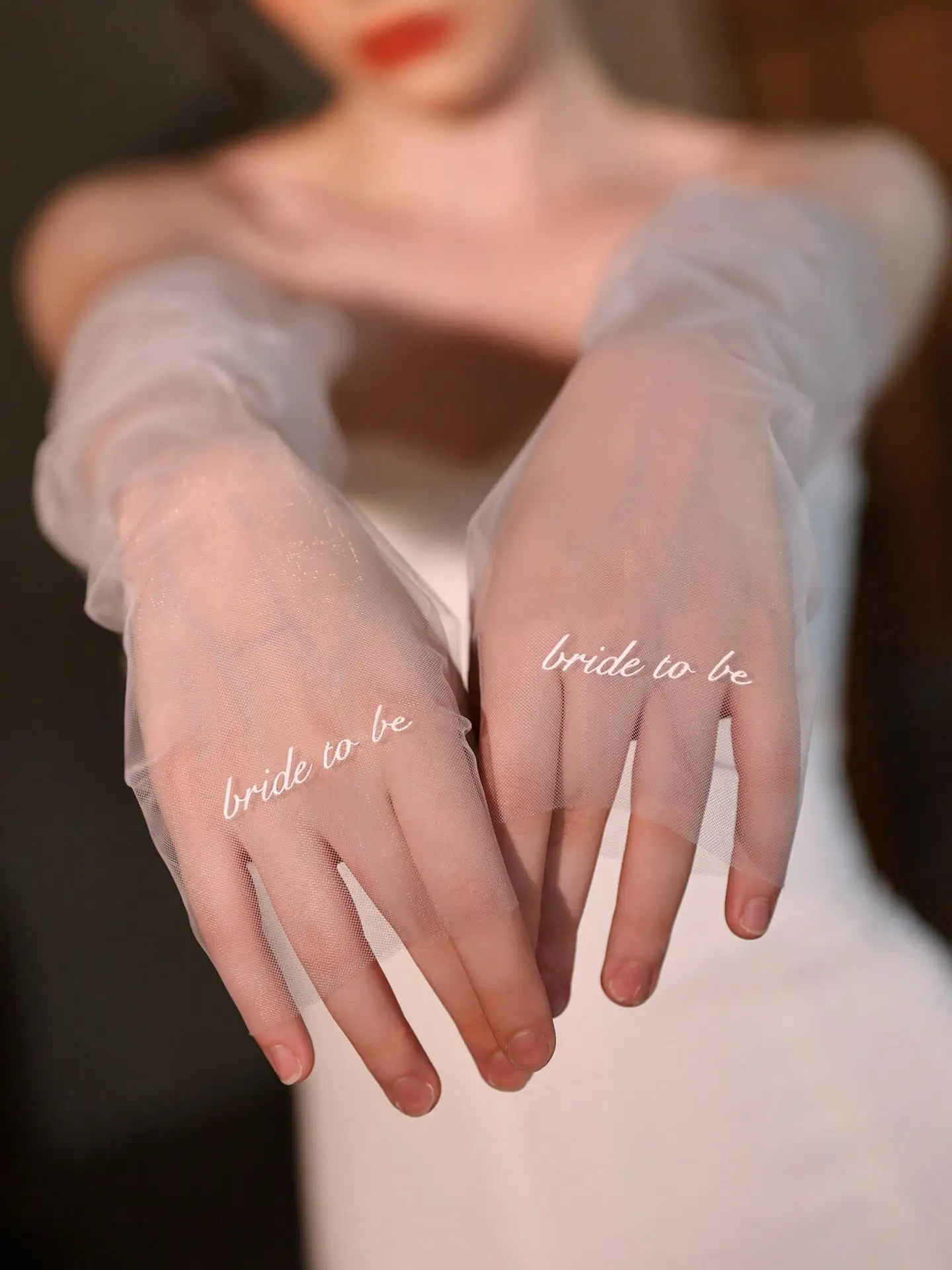 Paar lange geprägte Brauthandschuhe mit Buchstabenmuster, elegantes, durchsichtiges Vintage-Accessoire mit langen Ärmeln für Hochzeiten, formelle Anlässe, Fotoshootings Image