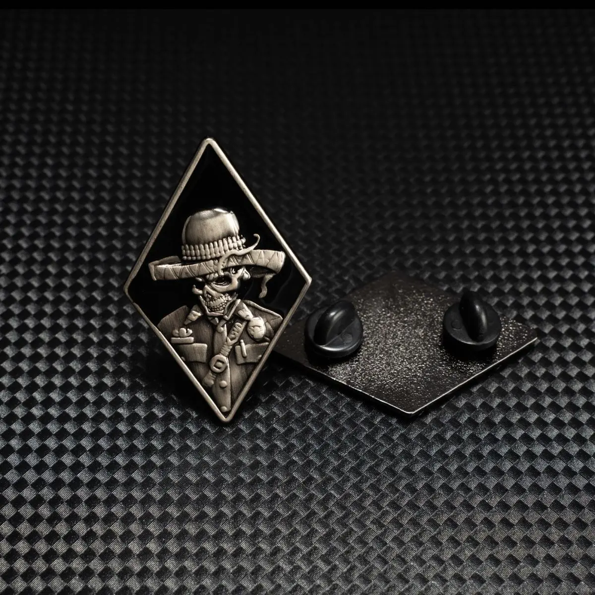 3D Geprägte Diamantförmige Skelett-Anstecknadel, Western Gothic Taktisches Biker-Abzeichen für Jacke, Rucksack, Hut, Weste