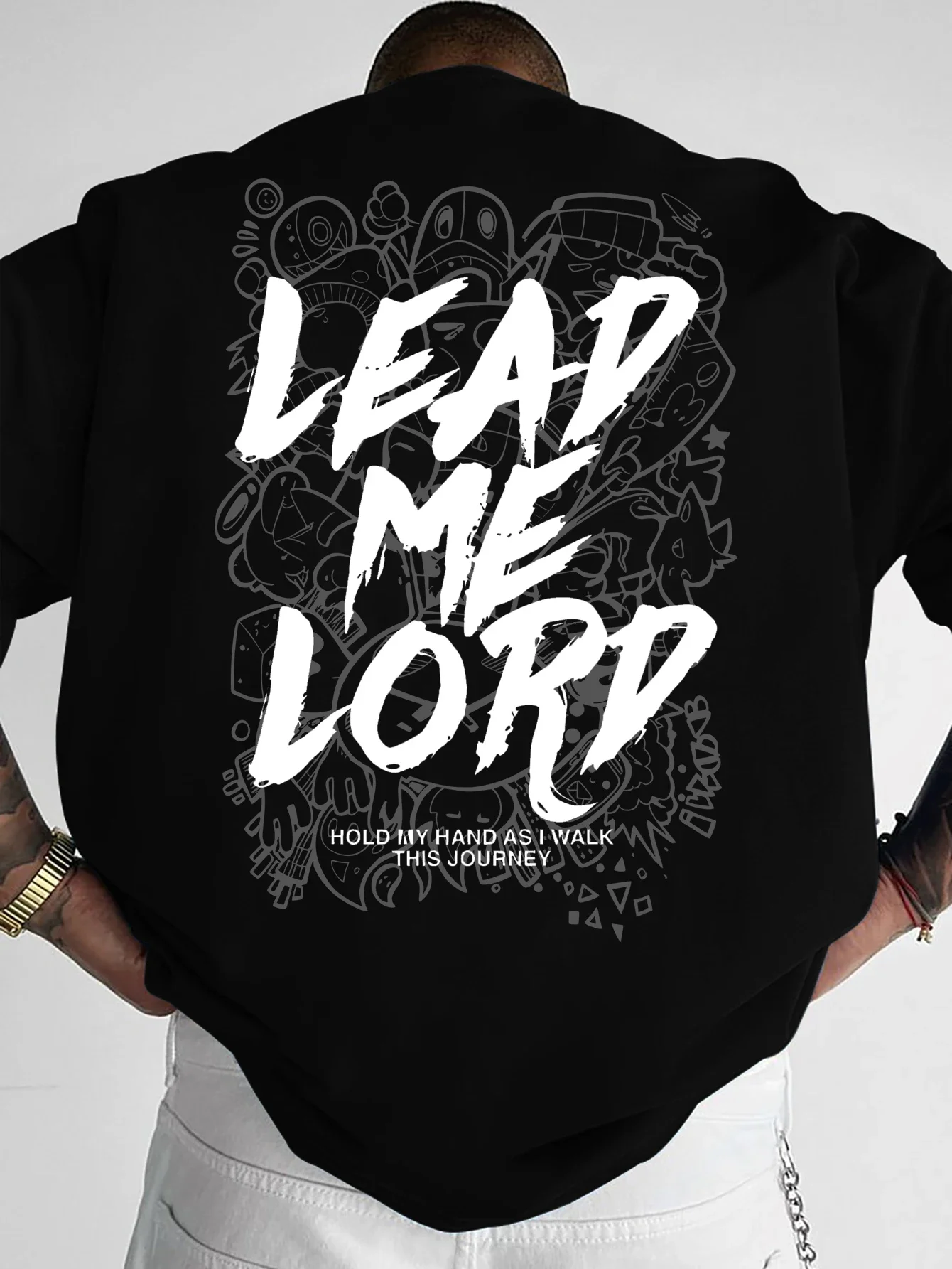 Herren T-Shirt mit Christlichem Zitat, Graffiti-Doodle-Hintergrund, Pinselschrift-Druck, Vintage Hip-Hop Streetwear, 100% Polyester, Größen S-XXL