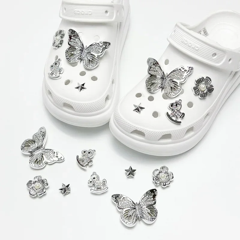 Designer Silber Schmetterling Clogs Accessoires Damen Sommer 2026 Cartoon Ballon Hund DIY Schuh-Charms Set Sandalen Schuh-Dekorationen
