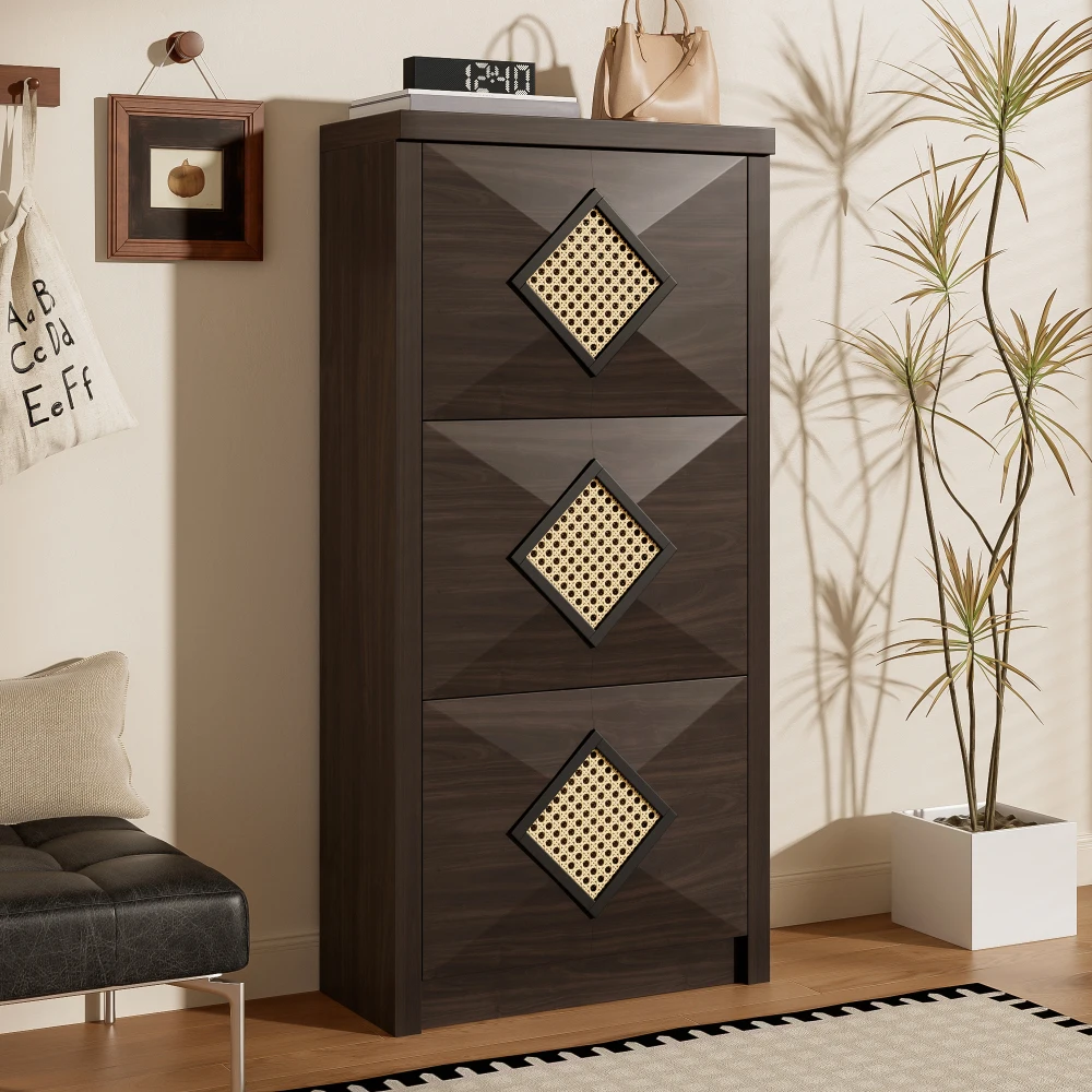 Vintage-Schuhschrank mit Rattan-Dekor, 3 Klappfächern. Dunkelbraunes Retro-Schuhregal mit Holzeffekt, Größe 54×25×115 cm. Platzsparende Flurmöbel im modernen Landhausstil.