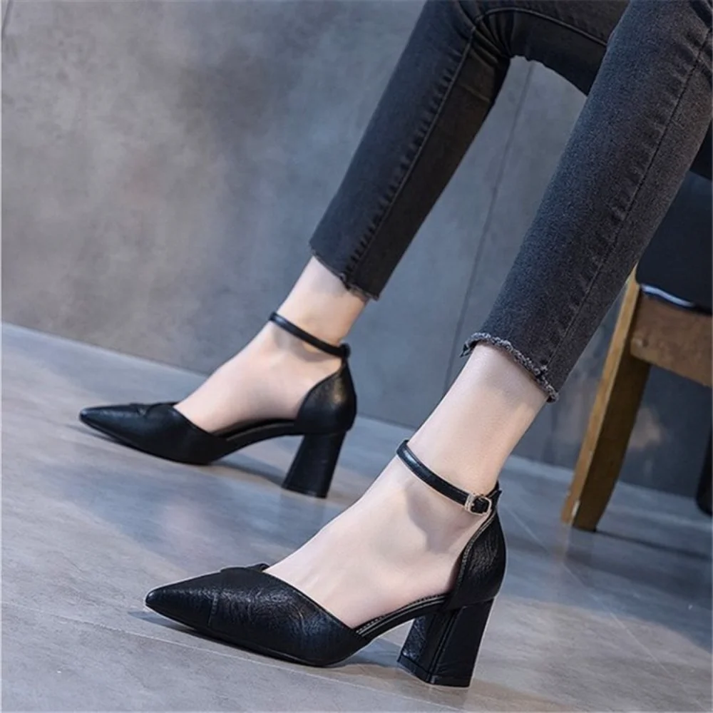 Schicke Damen-Sandalen mit spitzer Zehenpartie und Blockabsatz, Pumps mit Knöchelriemen und geschlossener Zehenpartie, beige elegante Schuhe mit klobigem Absatz, für das Büro
