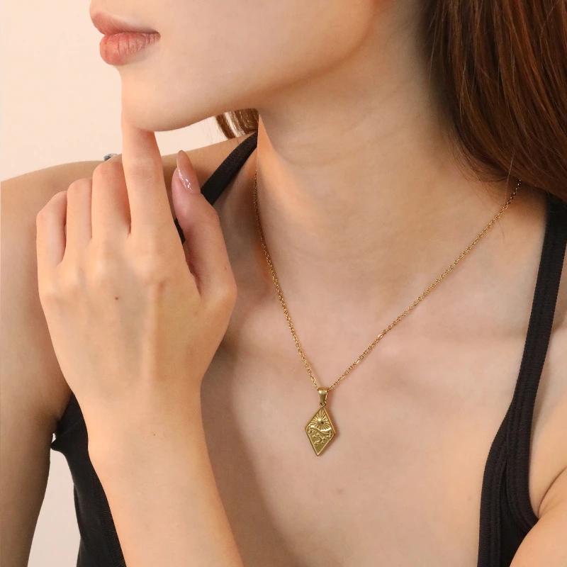Alltägliche Boho-Kette mit vergoldeter, diamantförmiger Sonnenanhänger – Perfektes Geburtstagsgeschenk, farbecht, hochglanzpoliert, modischer Schmuck Image