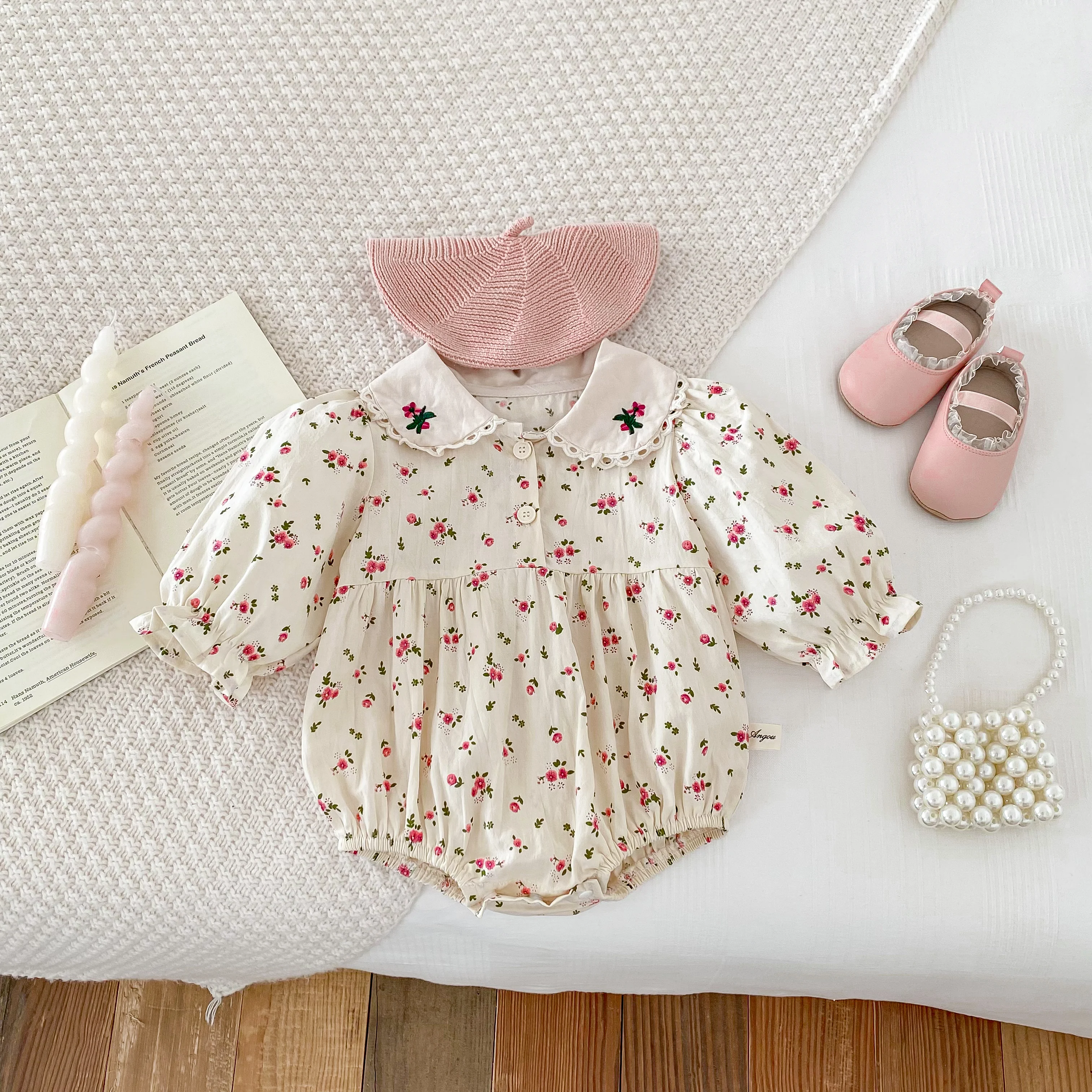 Ins 2026 Herbstkollektion – Babyweiches, langärmliges Einteiler-Kleid mit Blumenkragen und elegantem Dreieckrock Image