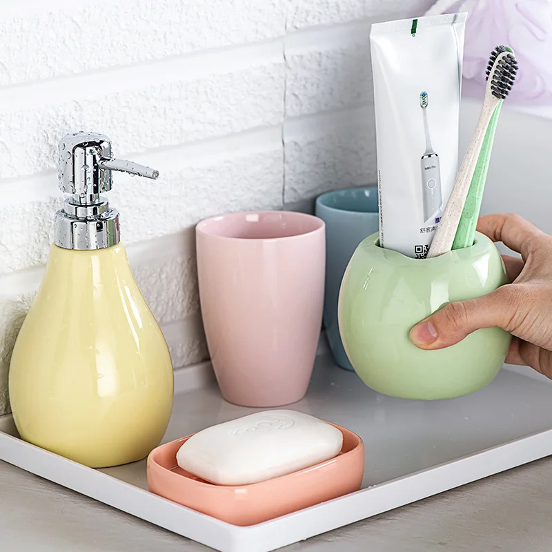 Ensemble de salle de bain en céramique de couleur européenne, tasse de brossage des dents, bouteille de Lotion, porte-savon, accessoires de salle de bains, tasse de bain de bouche pour Couple, cadeaux