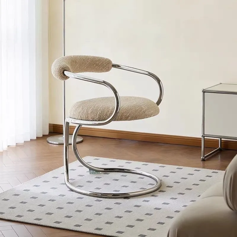 Mittelalterlicher Bauhaus Designer Esszimmerstuhl Nordischer Kreativer Schlangenstuhl für Zuhause und Restaurant Freizeitstuhl mit Rückenlehne und Armlehnen