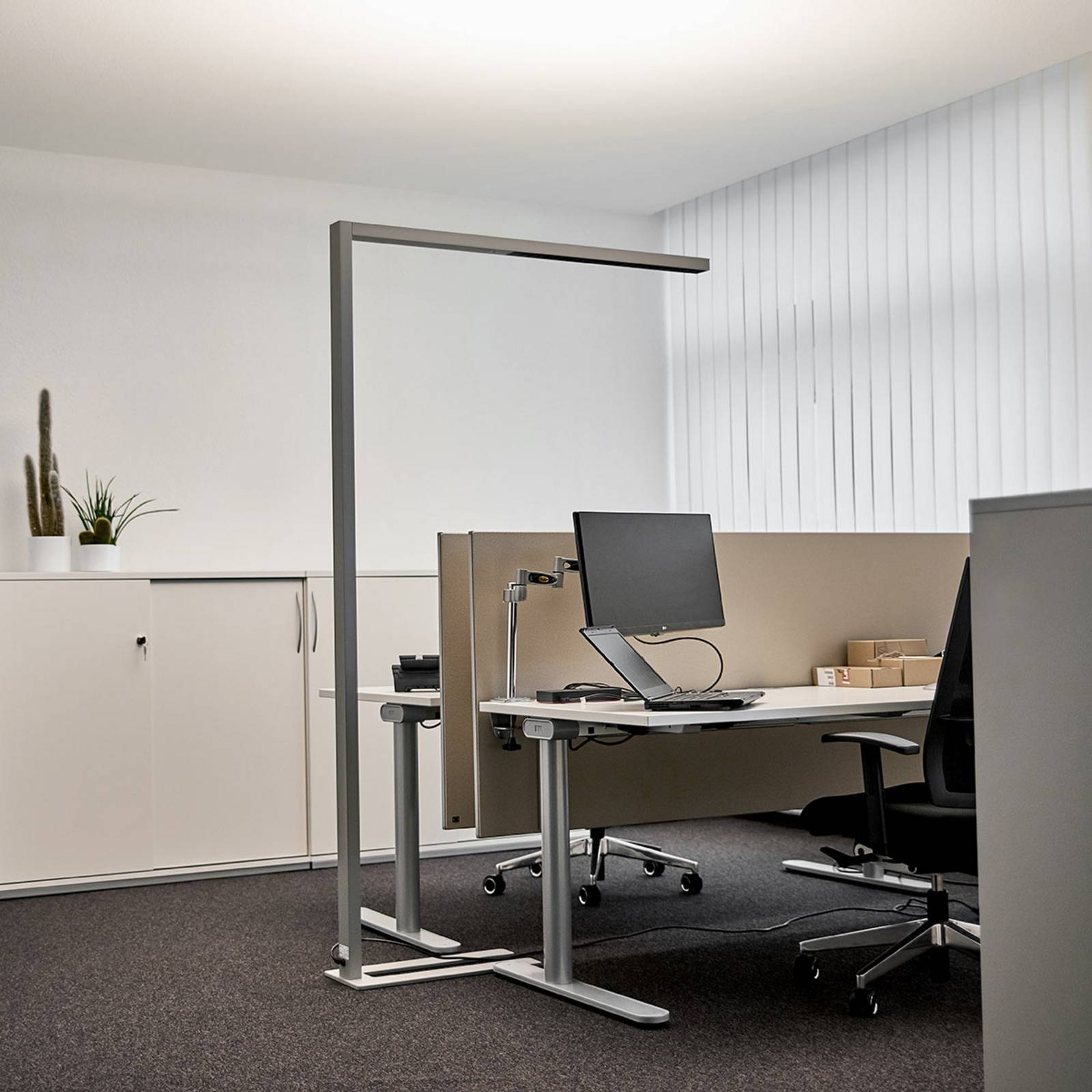 Arcchio Lampada da terra per ufficio Jolinda, argento, CCT, sensore, Jolinda Arcchio, dimmerabile, Alluminio / Grigio / Zincato, Studio / Ufficio, Alluminio, Moderno