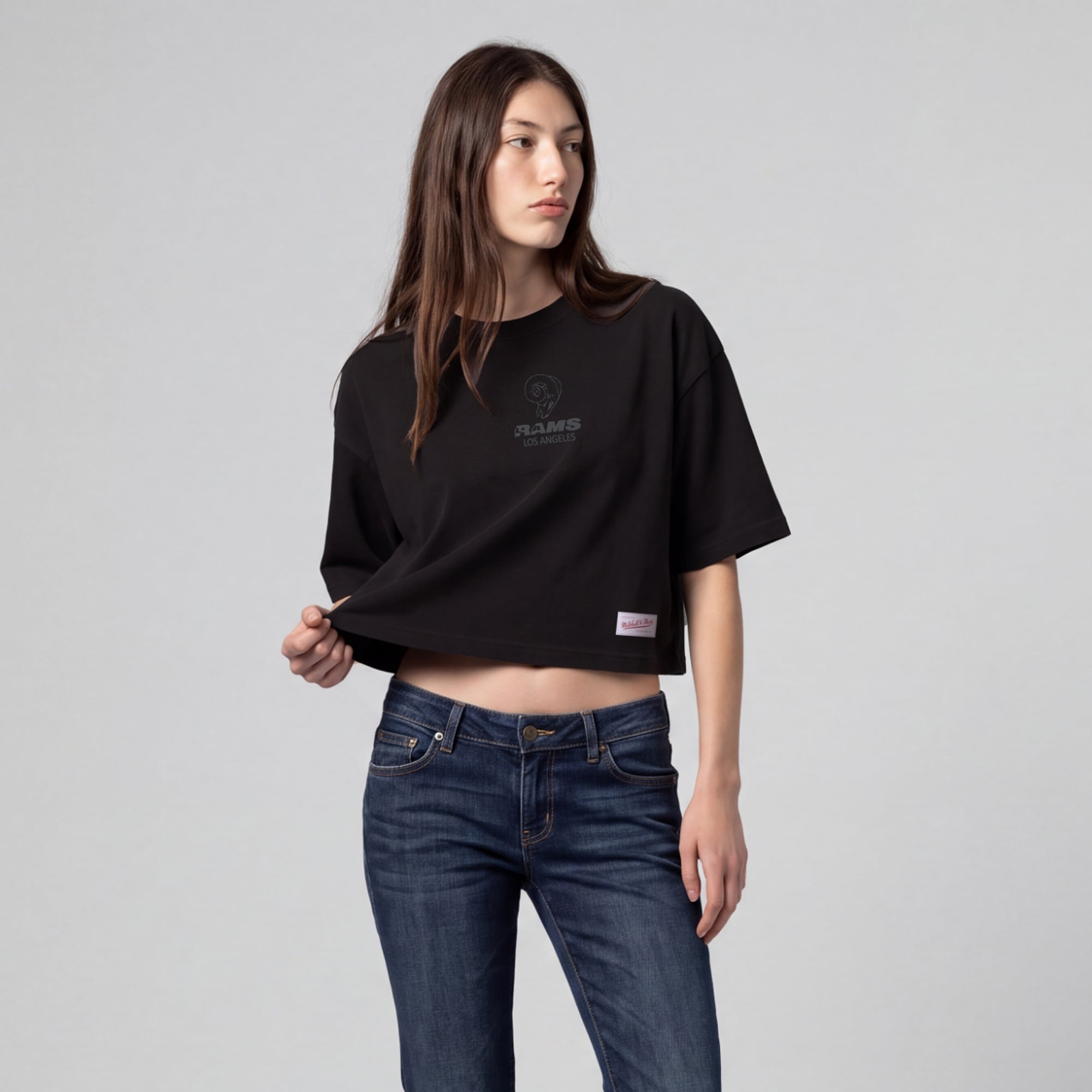 Mitchell & Ness Damen-T-Shirt in Schwarz mit Los Angeles Rams Core Essentials Micro-Logo, kastenförmig geschnitten