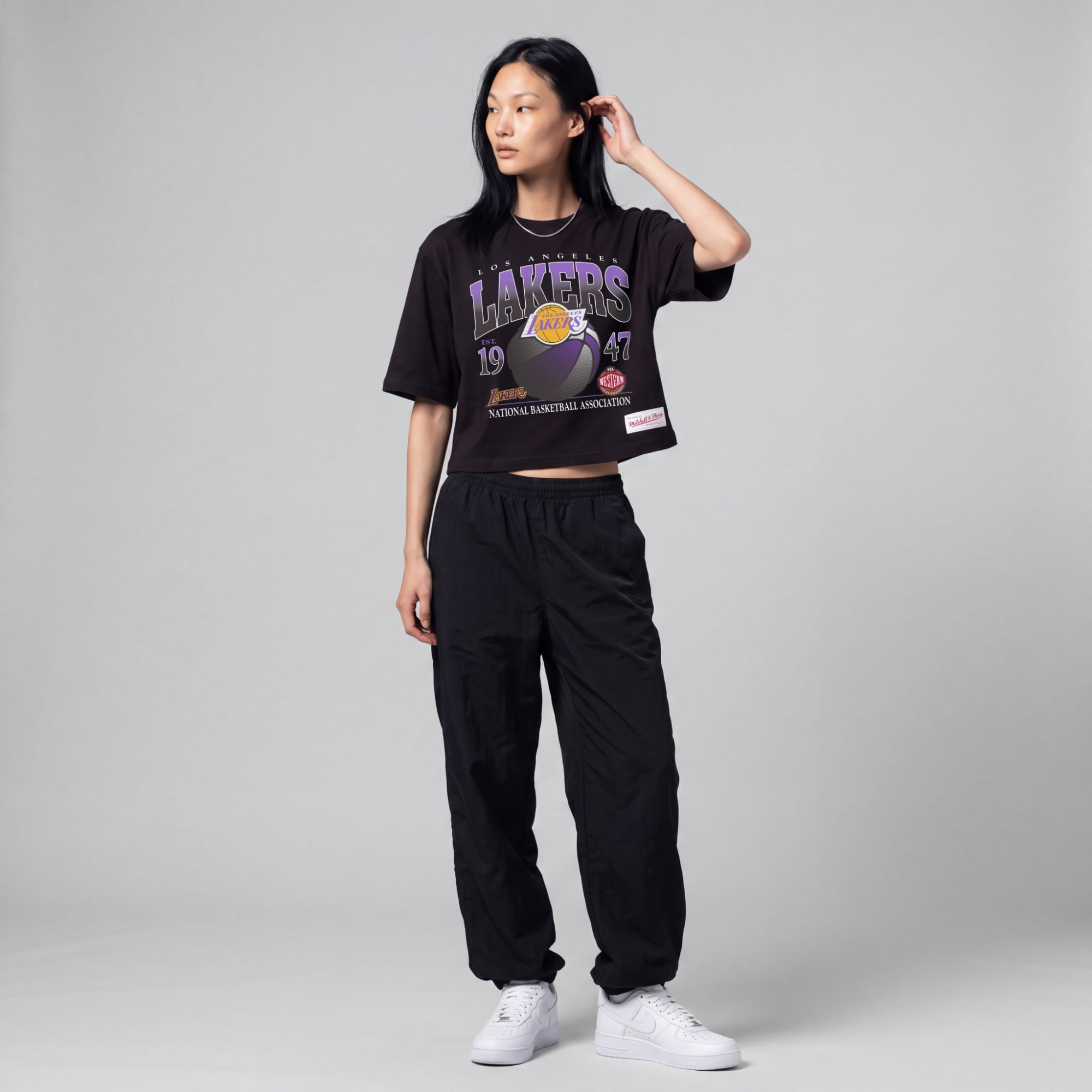 Schwarzes Mitchell & Ness Los Angeles Lakers Street Graphic Boxy Crop T-Shirt für Damen