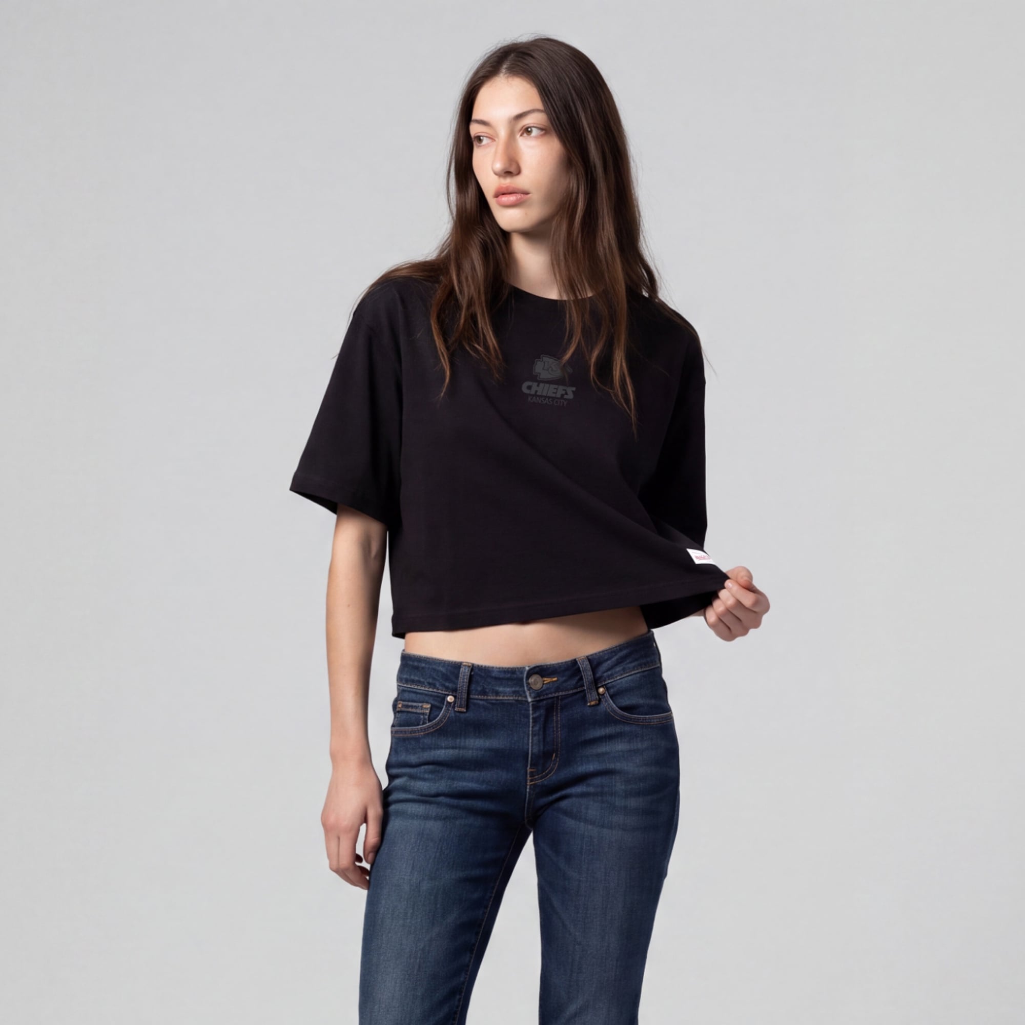 Schwarzes Mitchell & Ness Kansas City Chiefs Core Essentials Micro Logo Boxy Crop T-Shirt für Damen