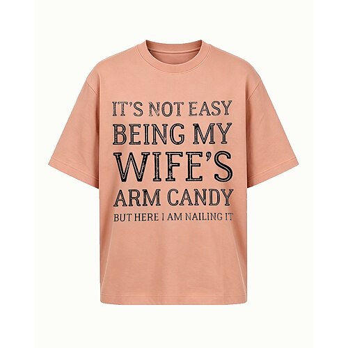 Es ist nicht einfach, der schmückende Begleiter meiner Frau zu sein, aber hier bin ich und meistere es mit Bravour – lässiges Sommer-T-Shirt aus Baumwolle mit Rundhalsausschnitt und kurzen Ärmeln.