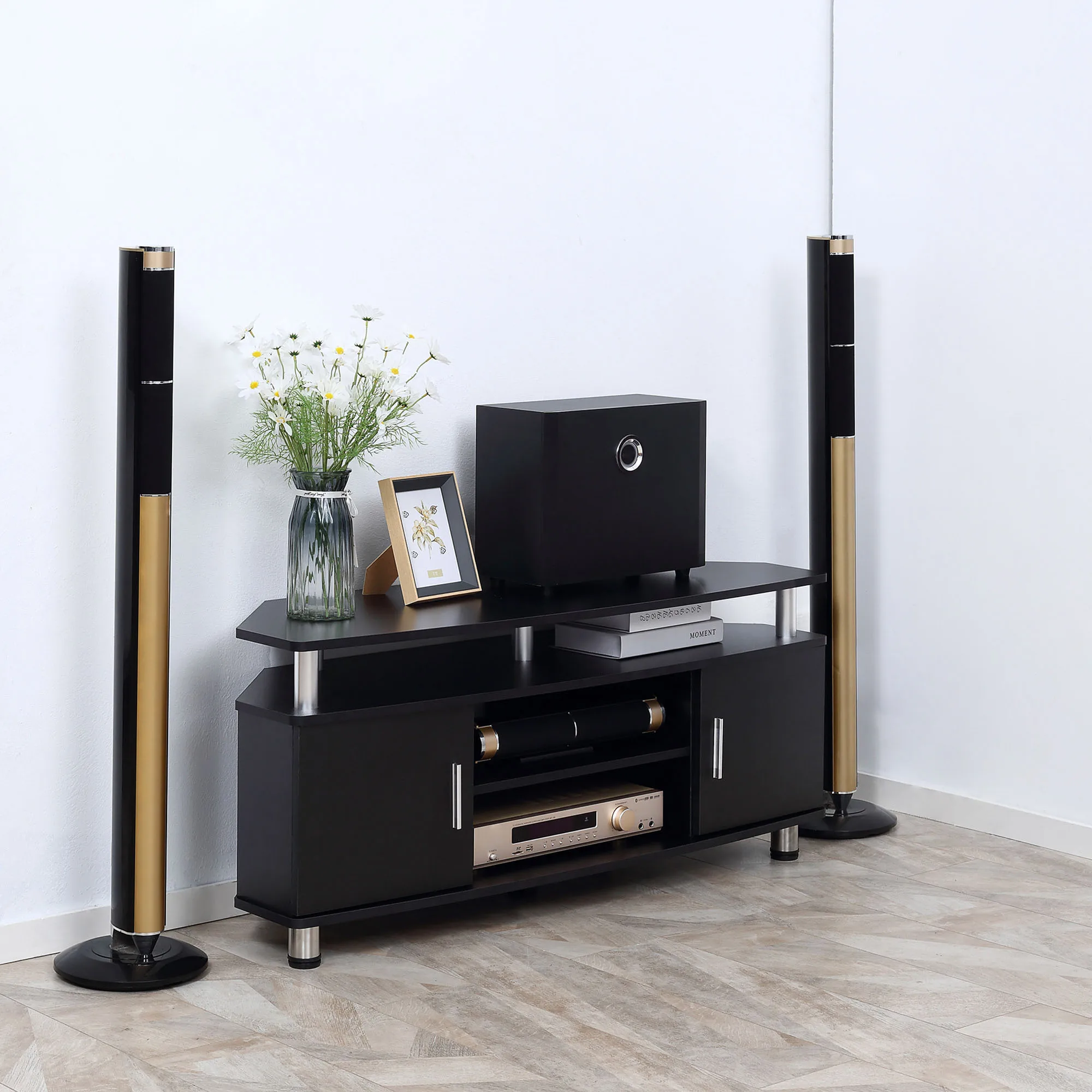 Meuble TV d'angle avec placards fermés et étagères à plusieurs niveaux, meuble de rangement moderne avec pieds métalliques robustes, meuble de rangement pratique pour médias, mobilier de salon.