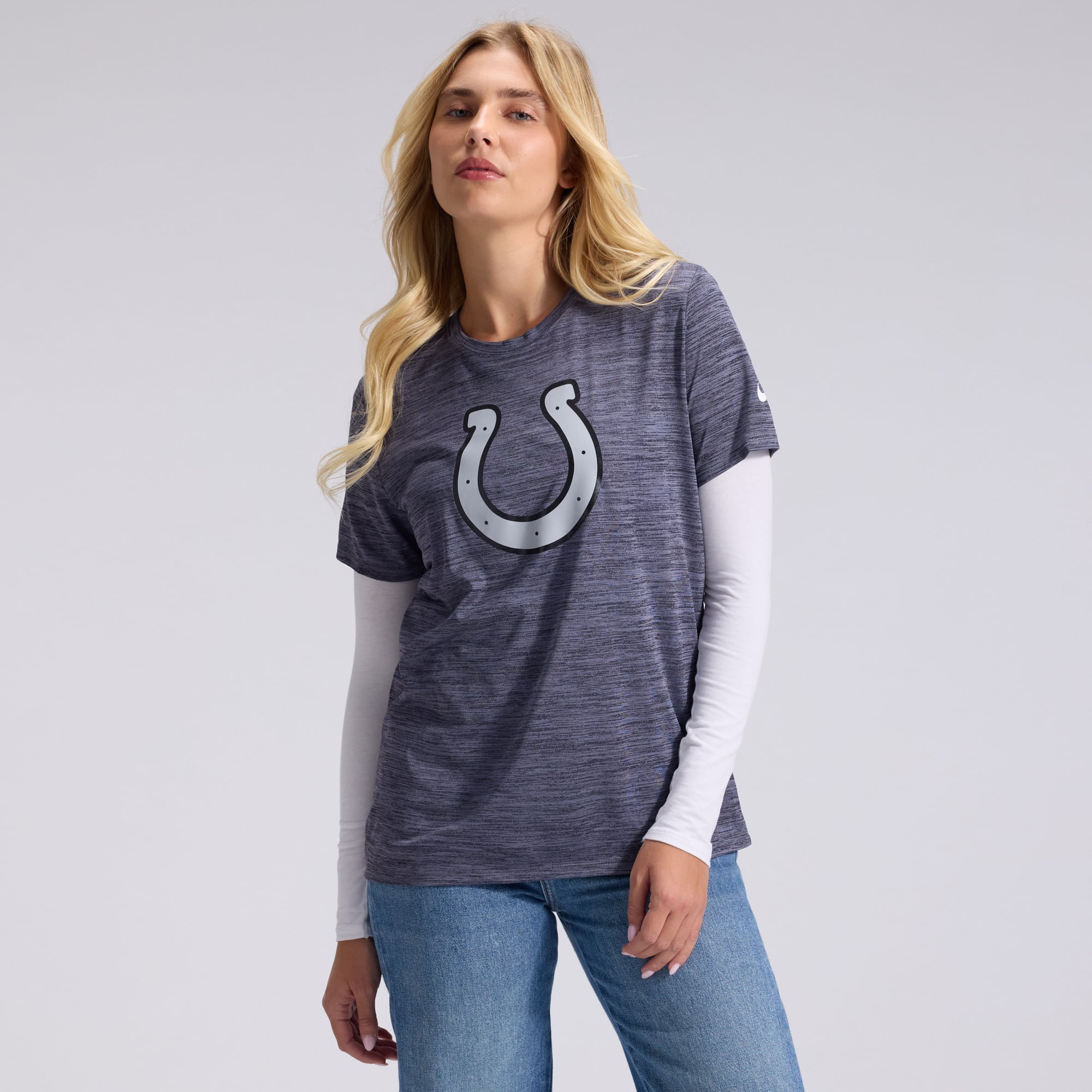 Nike Damen-T-Shirt in Anthrazit aus der Indianapolis Colts 2026 Rivalries Collection Sideline Velocity Dri-FIT Kollektion
