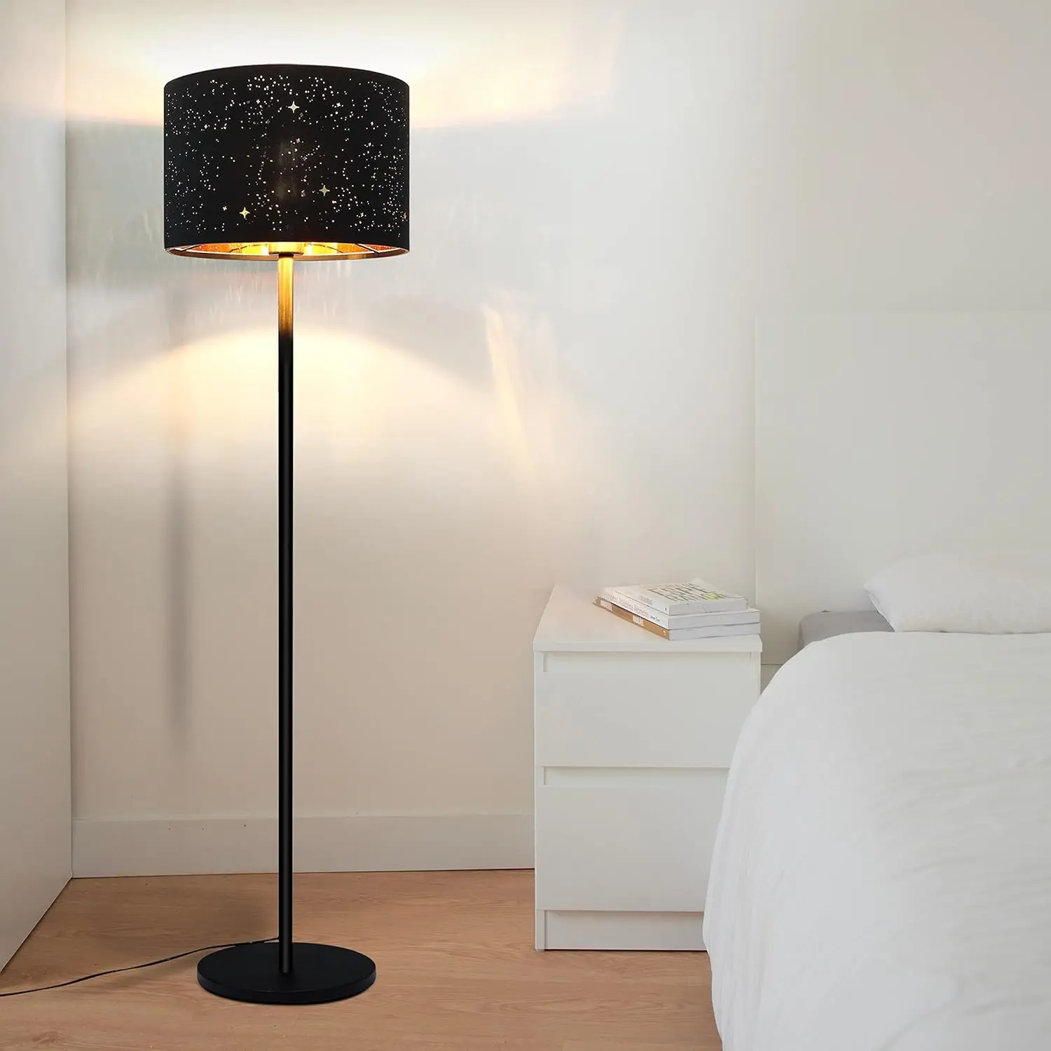 Stehlampe Modern Wohnzimmer Stehleuchte - Standleuchte aus Stoff mit E27 Fassung Max. 40W Schwarz Gold Stern Design Lampenschirm 144cm Standlampe für Schlafzimmer Kinderzimmer Flur Café