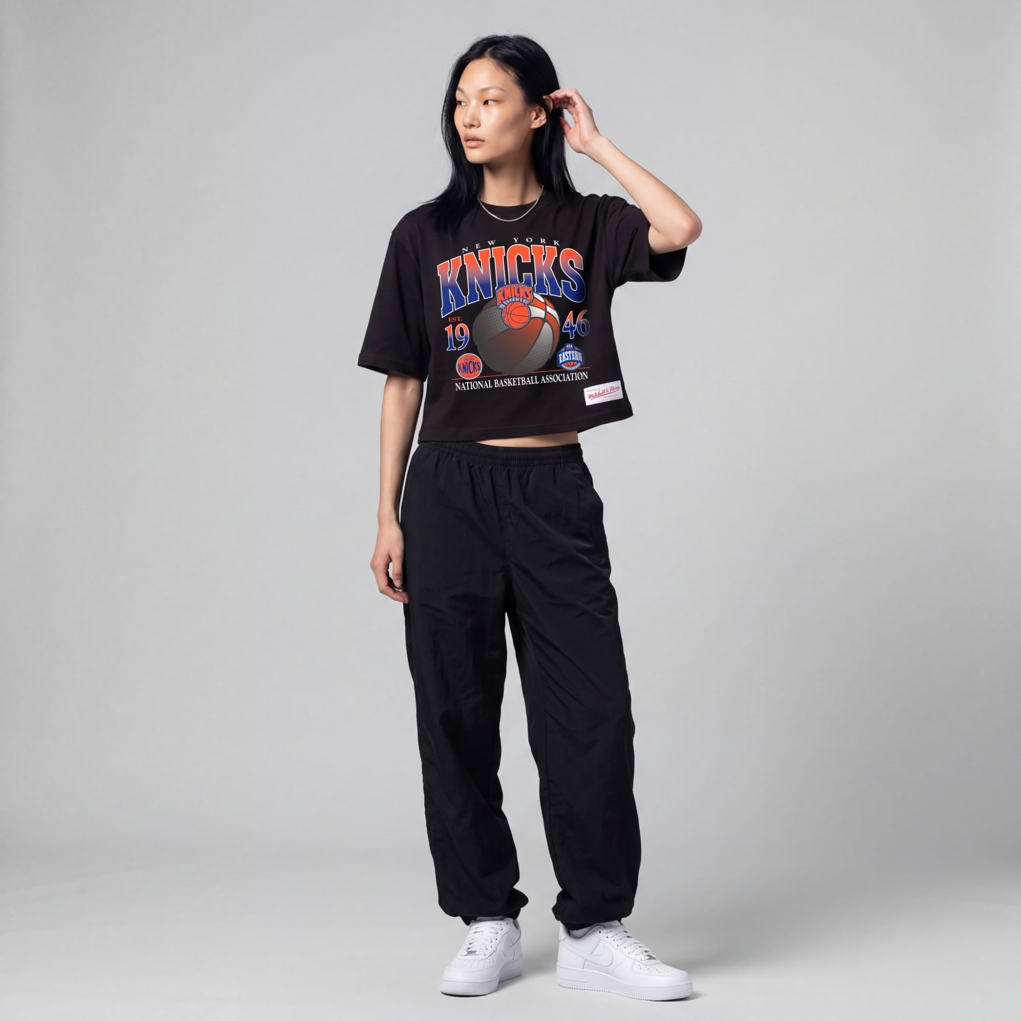 Schwarzes Mitchell & Ness New York Knicks Street Graphic Boxy Crop T-Shirt für Damen