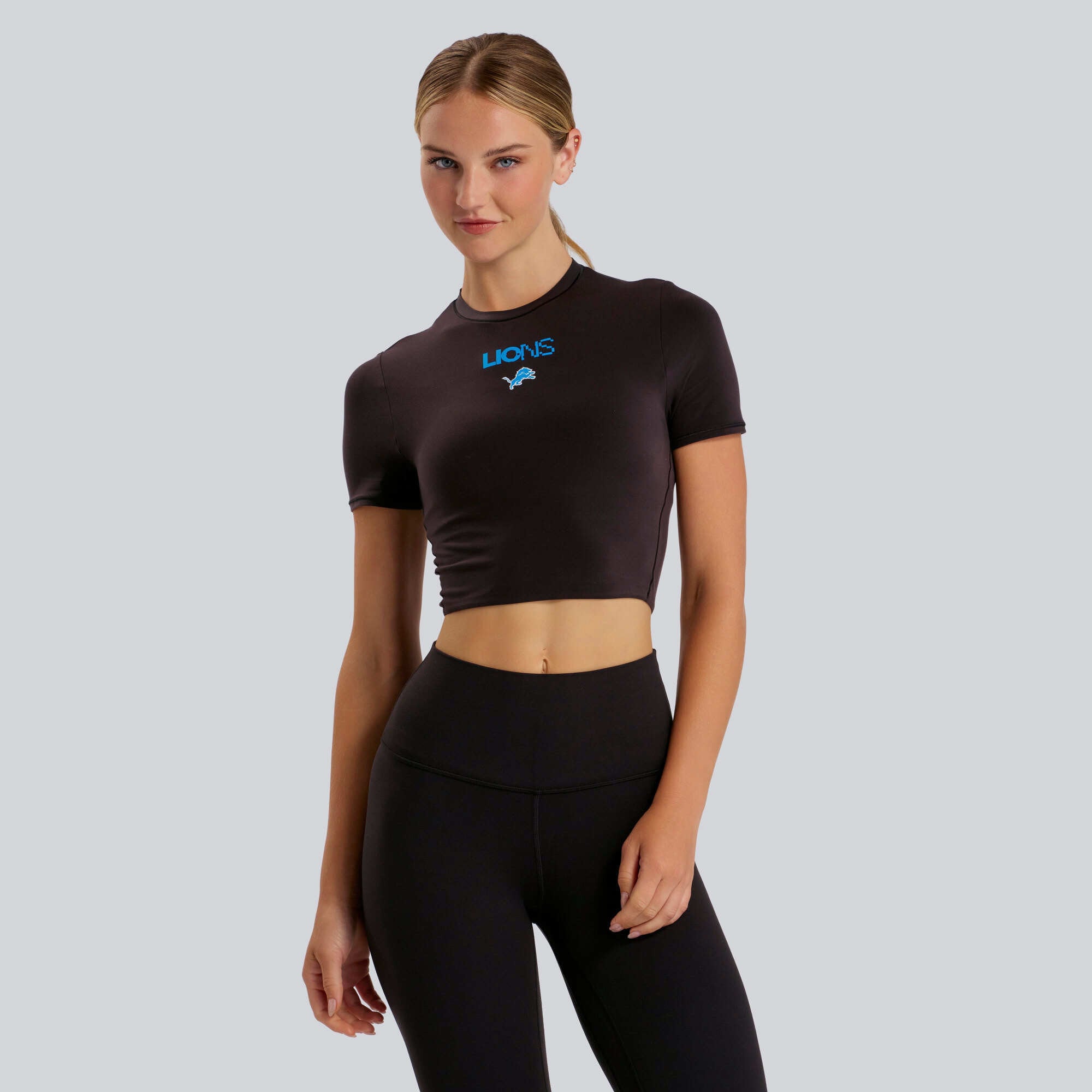 lululemon Damen-T-Shirt in Schwarz mit Detroit Lions-Logo, Wundermost Ultra-Soft Nulu Cropped-Shirt
