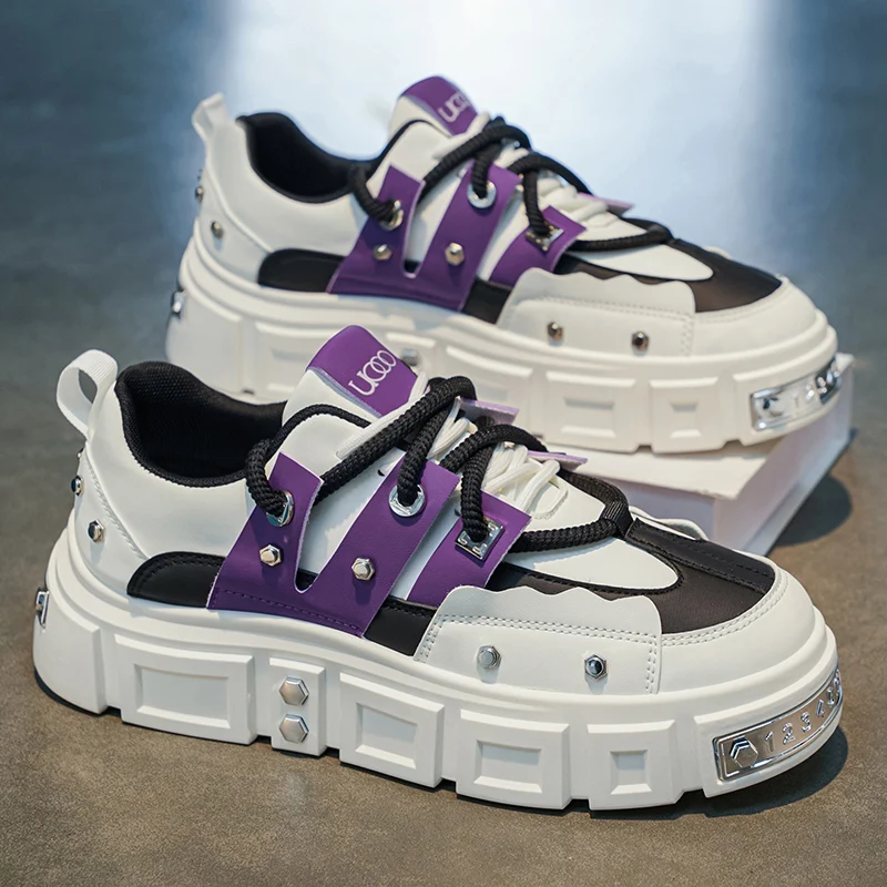 Punk-Nieten-Sneaker mit dicker Sohle für Herren, trendige Color-Blocking-Plateauschuhe, einzigartige dicke Schnürsenkel, Freizeitschuhe mit Metallverzierungen, höhenvergrößernde weiße Sneaker, vielseitige Herren-Sportschuhe im Street-Style.