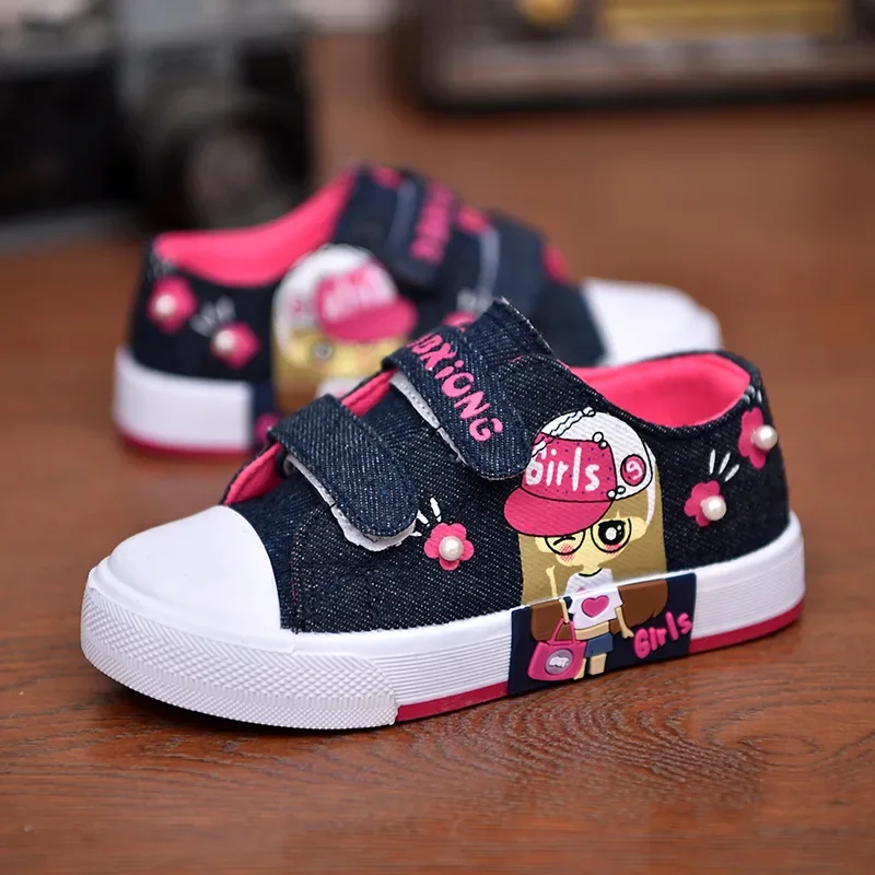 Nouvelles chaussures de skate pour enfants, chaussures en toile à motifs de dessins animés pour étudiants, chaussures tendance pour enfants, chaussures décontractées polyvalentes, respirantes et antidérapantes pour les tout-petits