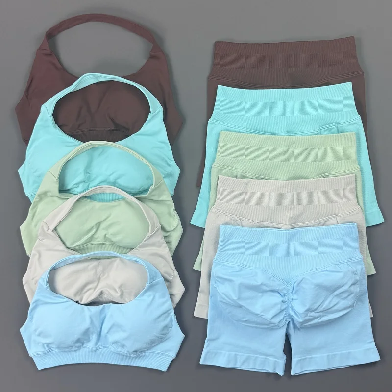 Ensemble de yoga pour femmes 2 pièces : soutien-gorge de sport à col halter et short taille haute effet push-up, vêtements de sport pour la salle de sport et l'entraînement.