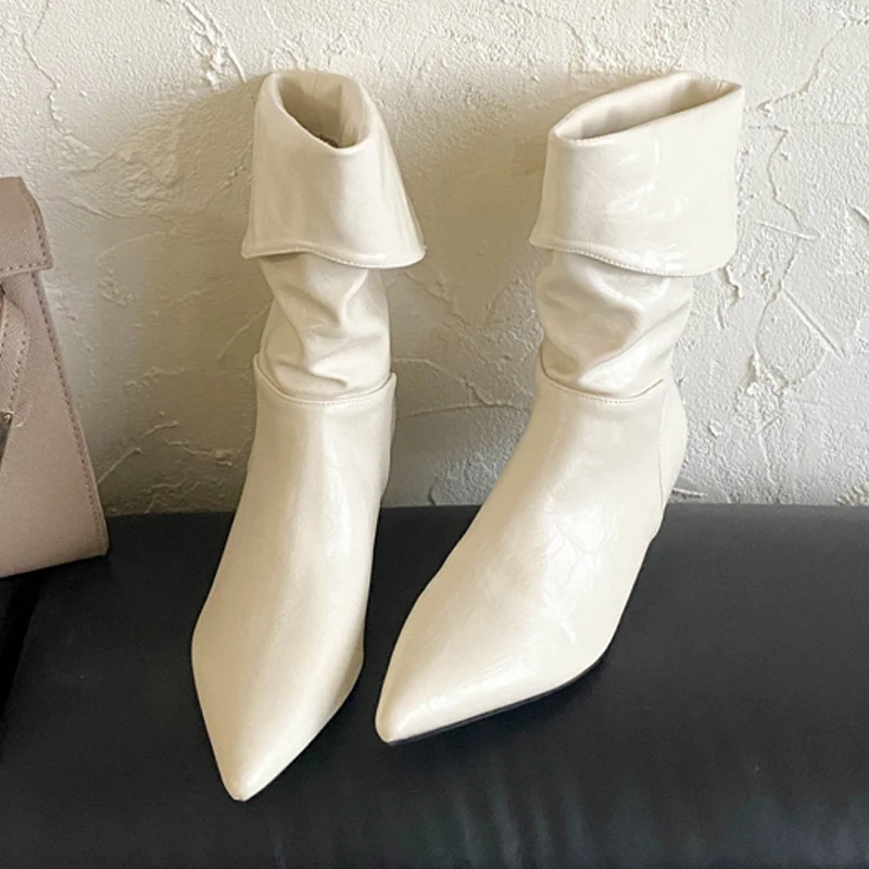 Aneikeh Weiße Kunstleder-Stiefeletten mit spitzer Zehenpartie, Keilabsatz, plissiert, kurze Stiefeletten, modische Damenschuhe