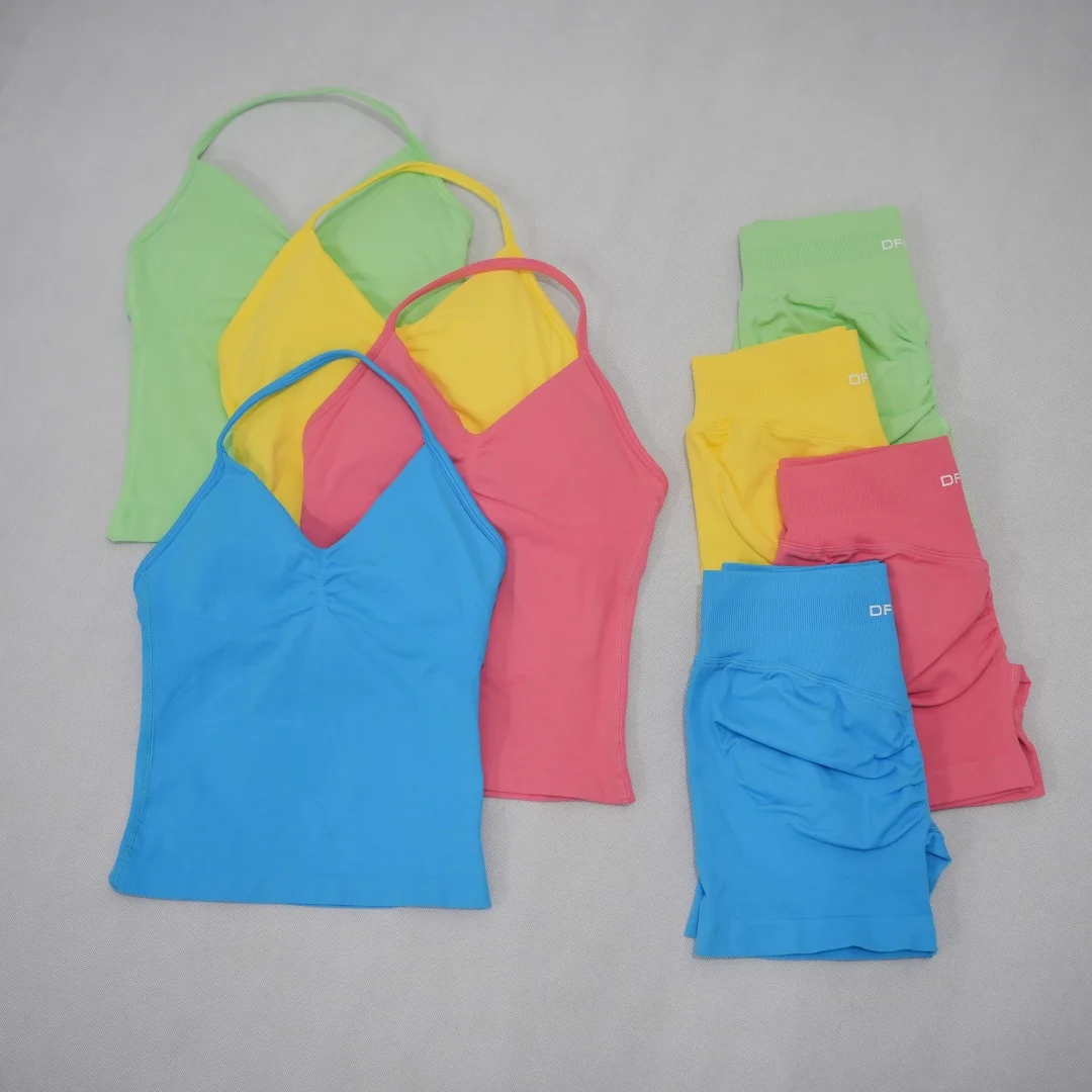 Ensemble de sport sans coutures 2 pièces pour femmes DFDK, comprenant un débardeur de yoga dos nu et un short taille haute moulant, vêtements de sport respirants pour la salle de sport, le fitness et la course à pied.