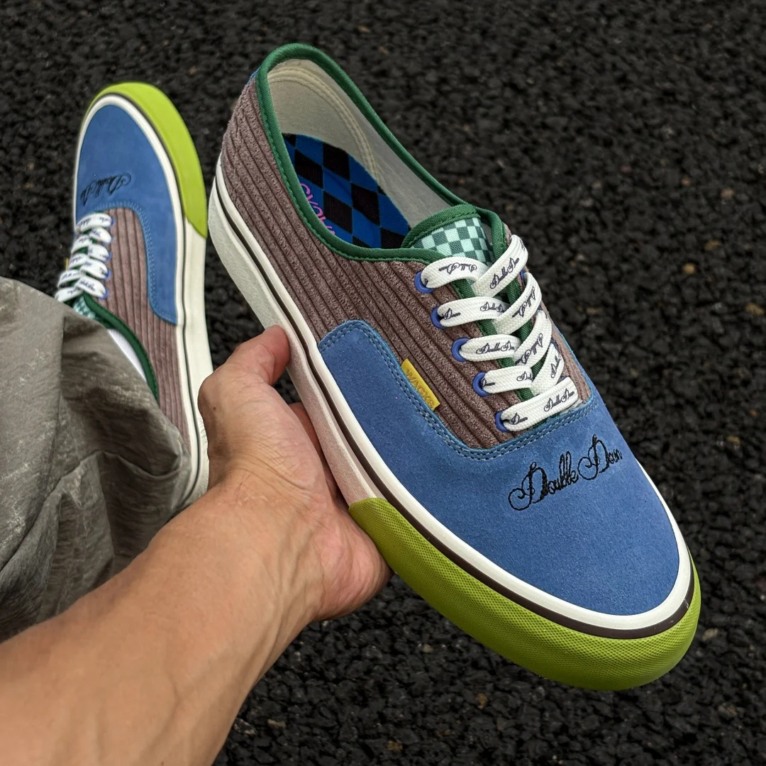 Blau-Braune Color-Block-Skate-Schuhe aus Corduroy und Wildleder mit grüner Außensohle, Retro-Unisex-Freizeitsneaker
