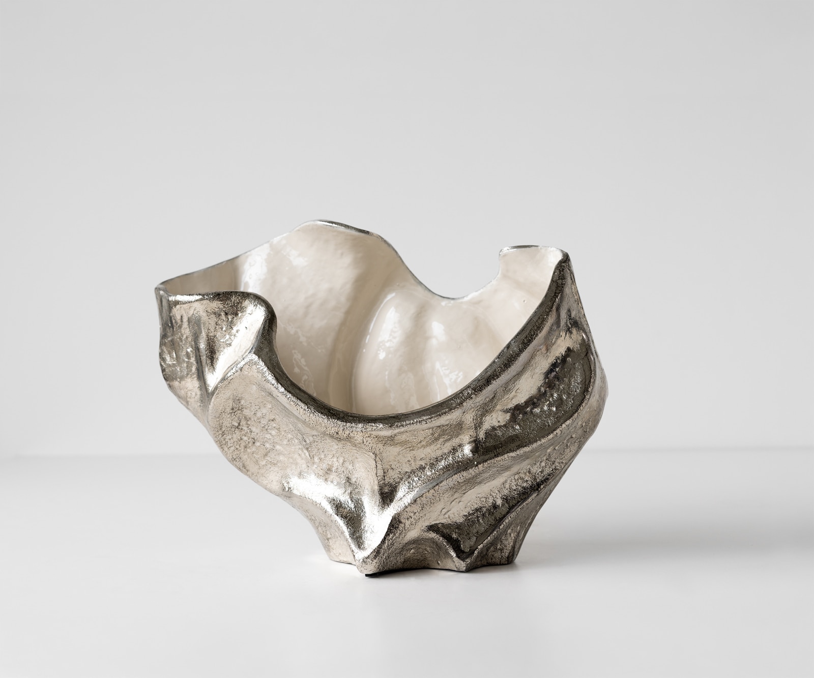 DELIFE Schale Valena B39 x T17 x H29 cm Aluminium Platin Opal Handgemacht, Wohnaccessoires