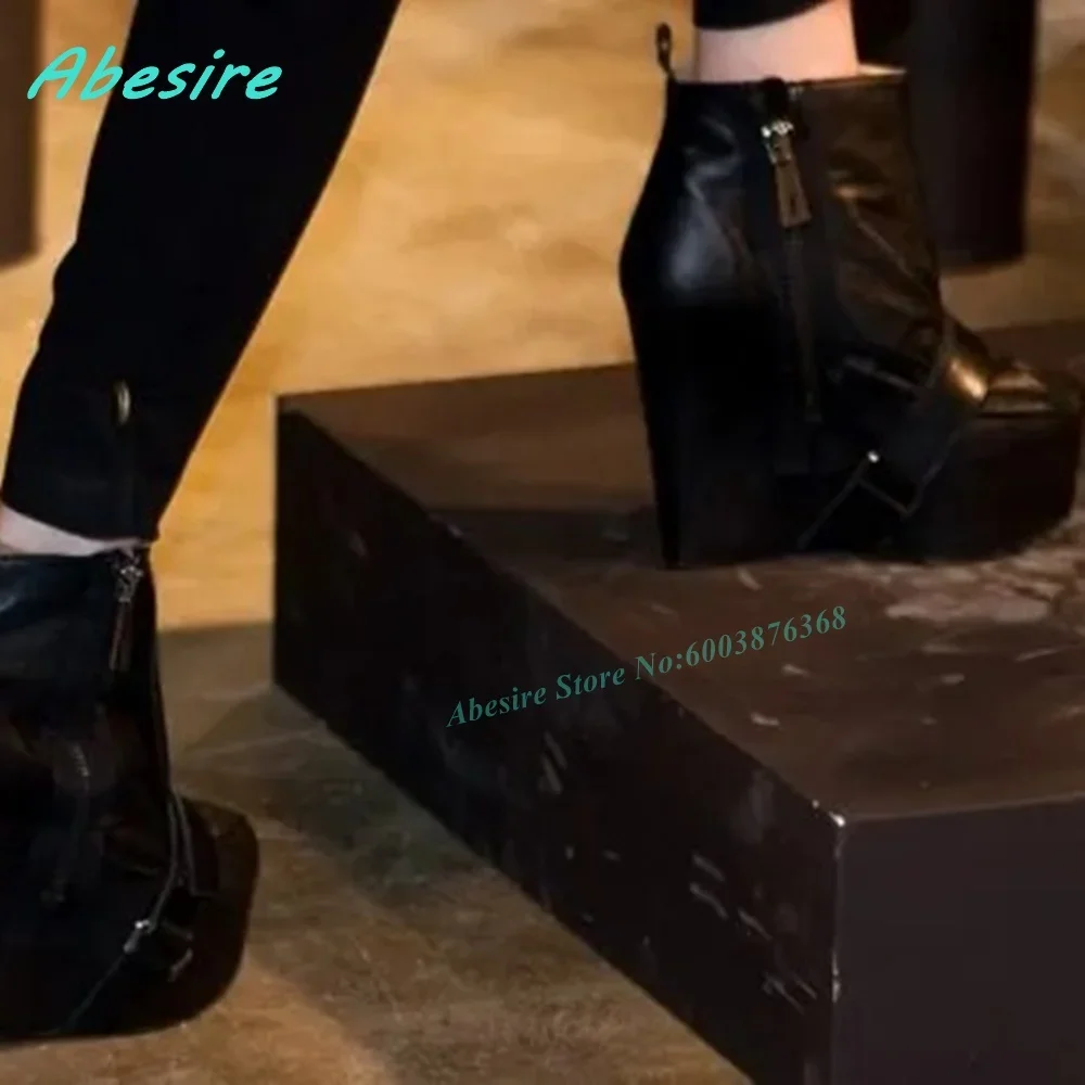 Keilabsatz-Stiefel mit seitlichem Reißverschluss und Schnallenriemen für Damen, schwarze Plateau-Stiefeletten aus Kunstleder, Punk-Street-Style-Modenschau-Schuhe