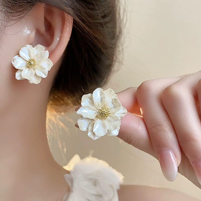 Elegant Pearl Drop Earrings Flower Earrings For Women With Baroque Dangle Design er25y0003 1