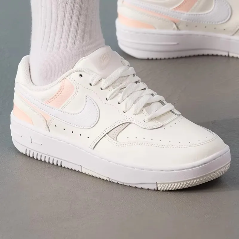 Nike Damen Low-Top-Skateschuhe DX9176-120, Obermaterial aus Leder, Weiß, Segelrosa, Weiß, Hellrot, Freizeit-Sneaker für den Alltag
