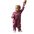 Hoppediz Baby Overall aus Fleece, extra lange Beine - perfekt für die Babytrage, Umschlagbündchen an Händen und Füßen - beere 48-52