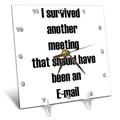 3dRose Ich überlebte EIN weiteres Treffen das hätte eine E-Mail – Schreibtisch Uhr, 6 von 6 (DC 224367 _ 1)